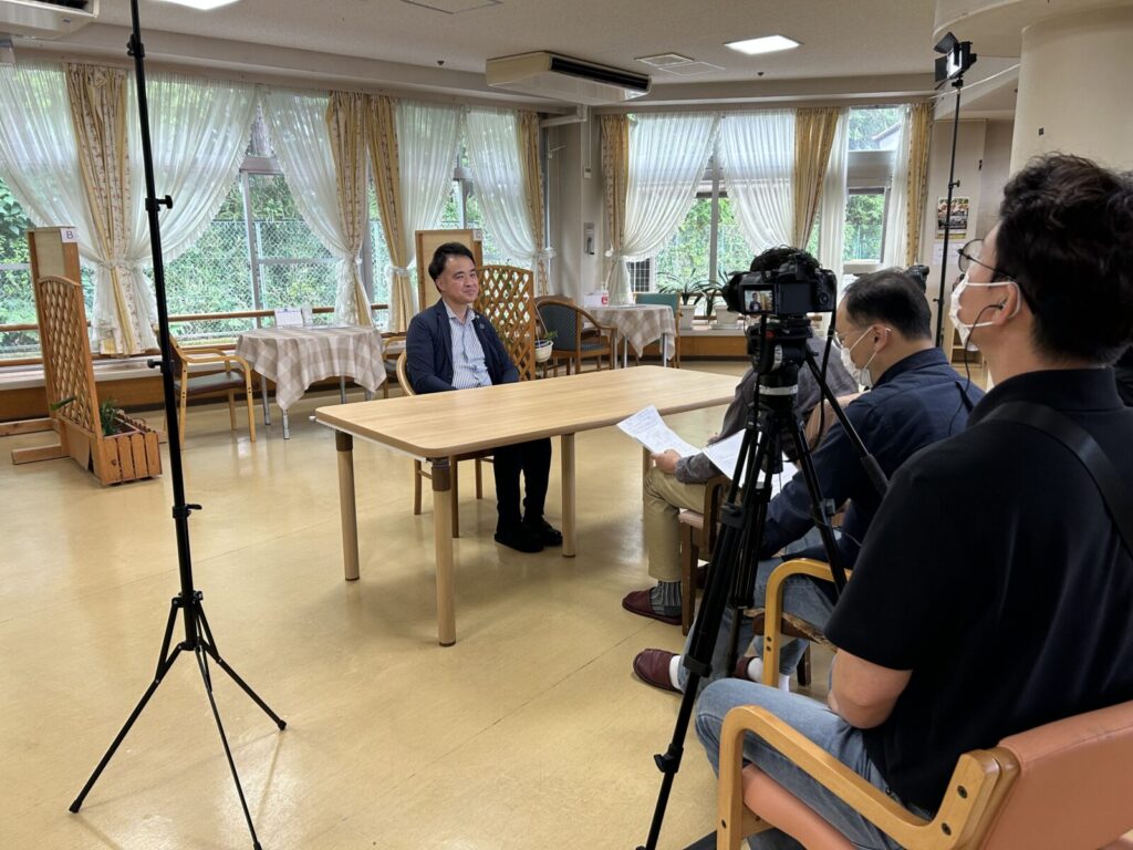 インタビューを受ける滝田理事長