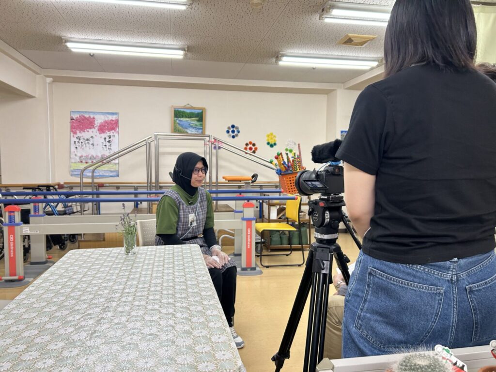 インタビューを受けるインドネシアのマレさん